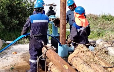 Las personas reclamaron por el corte de agua que afectó a Pusuquí y San Antonio. Según la Epmaps, se hizo un cambio en las instalaciones de un tanque.