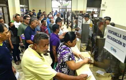 Centenares de personas acudieron al Municipio de Guayaquil a pagar el impuesto predial..