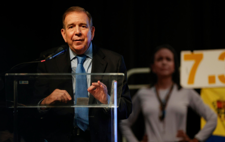 El líder opositor venezolano Edmundo González Urrutia saluda a simpatizantes luego de una concentración de apoyo este miércoles, en el Centro de Convenciones Atlántico Pacífico en la Ciudad de Panamá.