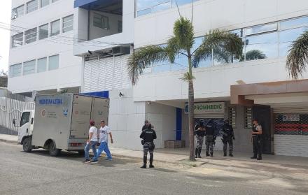 Carro de medicina legal que trasladó a la víctimas del ataque en Manta.