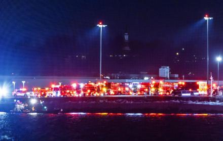 Equipos de rescate se reúnen para responder a un accidente aéreo en el río Potomac, cerca del Aeropuerto Nacional Ronald Reagan en Washington, DC.