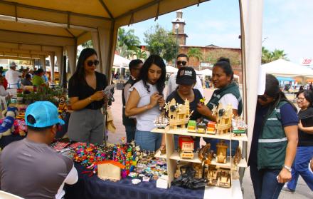 Exposición. Los detalles de las artesanías atraían al público.