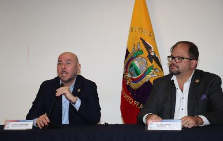 Los ministros Giancarlo Loffredo y Jhon Reimberg en rueda de prensa este 28 de febrero.
