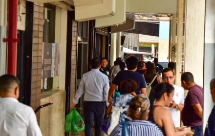 Tiroteo cerca de un centro comercial en Guayaquil, aterrorizando a los transeúntes.