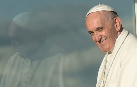 El Papa Francisco recibe atención médica en el Hospital Gemelli de Roma, un centro de salud histórico para los pontífices