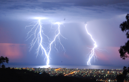 La “tormenta perfecta” se acerca a Guayaquil, con mareas altas y lluvias intensas que podrían afectar la región.