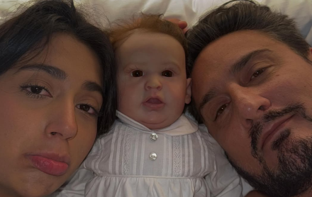 Alejandra y Jaime cuidando a Batmancito, su bebé creado con inteligencia artificial.