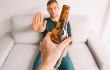 El metanol en bebidas alcohólicas puede causar graves problemas de salud, como dolores de cabeza, ceguera e incluso la muerte.