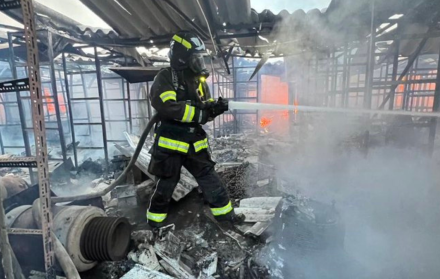 El Cuerpo de Bomberos de Quito controló un incendio en una fábrica en El Condado.