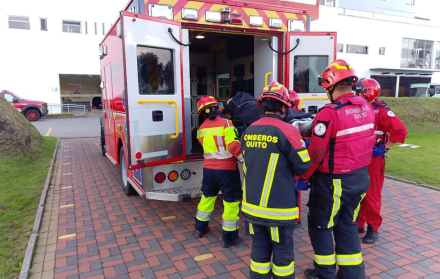 El helicóptero de Bomberos Quito llega con un montañista rescatado, al ECU-911, en Quito.