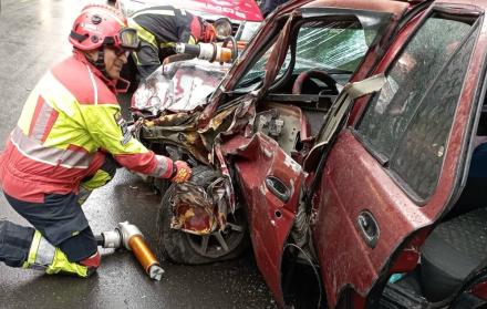 Dos personas quedaron atrapadas en un accidente de tránsito en la vía Mitad del Mundo, en el sector de Nanegalito, el fin de semana del 16 de marzo.
