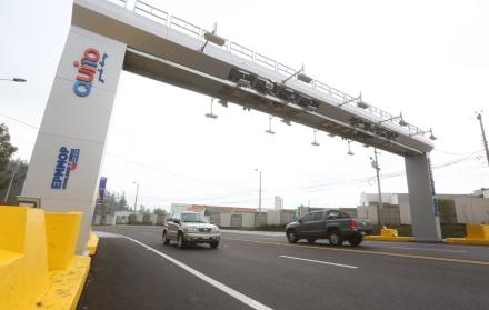 El peaje del túnel Guayasamín se debe cancelar para circular entre Quito y los valles.