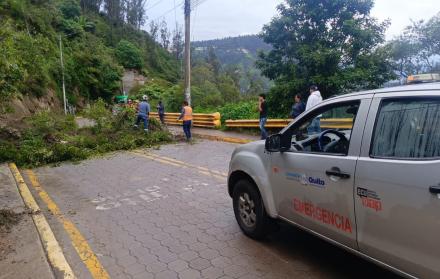 El derrumbe en la avenida De Los Conquistadores obligó a cerrar el paso en la vía entre Quito y Cumbayá.