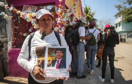 La integrante del colectivo 'Memoria, verdad y justicia' Socorro Gil Guzmán, posa durante una entrevista en Acapulco, estado de Guerrero (México).