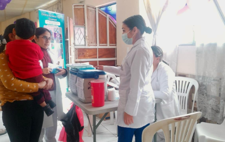 Personal del Centro de Salud de Guamaní se trasladó a la casa barrial de Primavera de Cornejo, para aplicar vacunas.