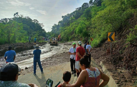 Las lluvias intensas en Manabí han causado serias afectaciones en la red vial, con varias rutas cerradas y otras parcialmente habilitadas, dificultando la movilidad en la provincia.