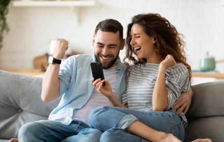 pareja con lotería