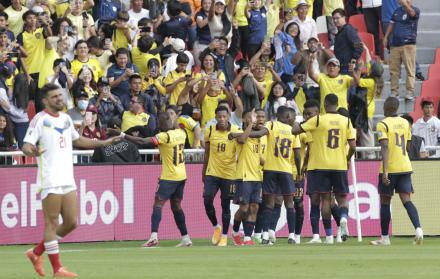 Festejo de Enner Valencia y sus goles ante Venezuela.