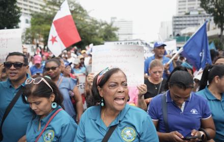 Docentes participan en una protesta durante el paro nacional este viernes, en Ciudad de Panamá (Panamá).