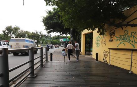 peatones cadena puente 5 de Junio 24 mar 25 CK
