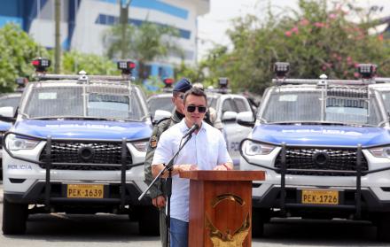 NOBOA ENTREGA AUTOS POLICIA