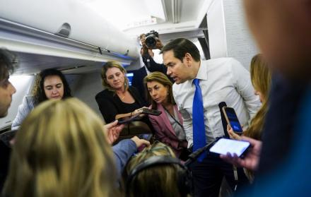 Marco Rubio con periodistas
