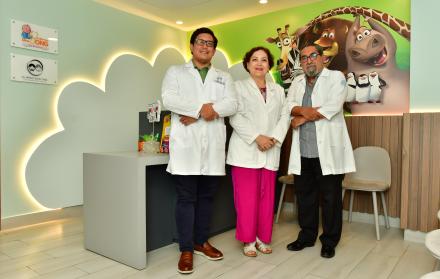 Los doctores William Zurita, Guillermina Yong y Héctor Zurita.