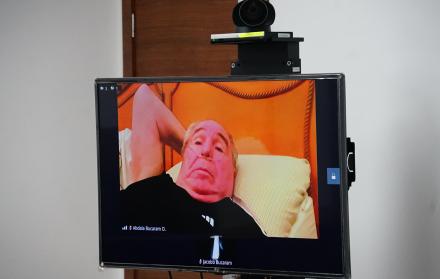 El expresidente Abdalá Bucaram asiste al juicio de forma telemática desde su residencia, alegando problemas de salud.