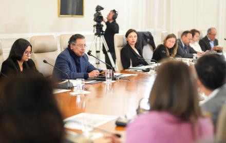 Fotografía cedida por la Presidencia de Colombia que muestra al presidente Gustavo Petro durante un consejo de ministros este lunes en (Colombia).