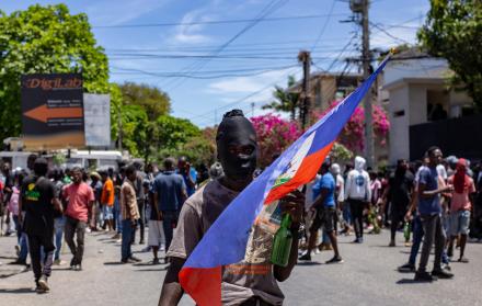 Personas participan el 2 de abril de 2025 en una manifestación en la que exigen a las autoridades medidas para hacer frente a la creciente ola de violencia en Puerto Príncipe (Haití).