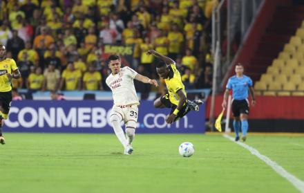 César Inga de Universitario y Janner Corozo en el partido en el Monumental.