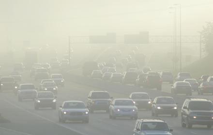 Fotografía sin fecha cedida por la Asociación Americana del Pulmón (ALA) donde aparecen unos autos circulando entre humo durante la hora punta en Los Ángeles, California (EE.UU.).