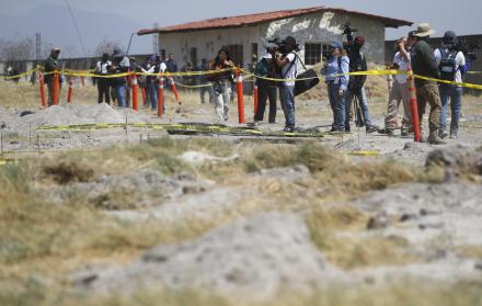 Integrantes de medios de comunicación recorren el Rancho Izaguirre en el municipio de Teuchitlán, Jalisco (México).