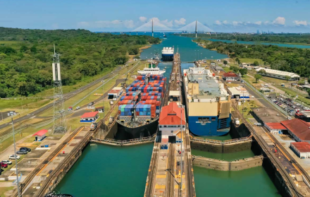 El Canal de Panamá es un motor de la economía panameña y mundial, siendo un punto focal para el trasporte de una parte importante del comercio global.
