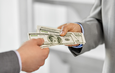 El bono escolar, equivalente al salario básico, alivia los costos de útiles y matrículas en Ecuador.