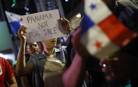 Una mujer sostiene un cartel durante una manifestación este martes, en Ciudad de Panamá (Panamá)