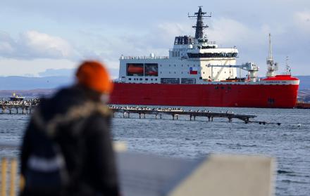Fotografía del 20 de marzo 2025 del buque Rompehielos de la Armada de Chile, en Punta Arenas (Chile).