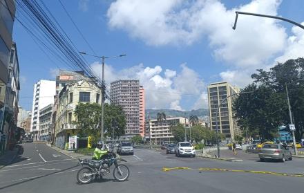 Las intersecciones de avenidas y calles desde el sector de El Ejido se cierran por las marchas de los trabajadores en Quito.