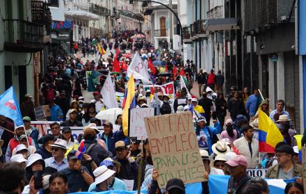 La marcha del FUT salió de la Caja del IESS avanzó por la av. 10 de Agosto e ingresó al Centro Histórico de Quito.