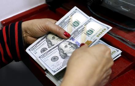 DOLARES