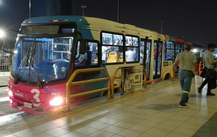 Metrovía bus transporte público troncal pasajeros movilidad