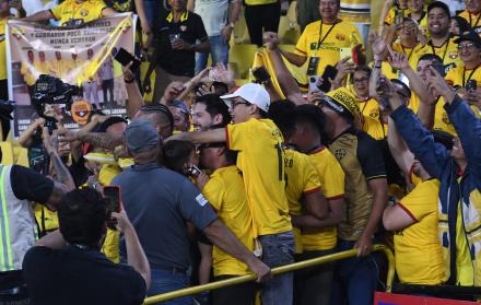 Jonatan Álvez en medio de los hinchas recordando un festejo cuando era parte del Barcelona SC.