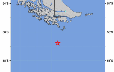 Imagen cedida por el Servicio Geológico de los Estados Unidos (USGS) muestra la ubicación de un terremoto de magnitud 7,5 que golpeó el Pasaje de Drake al sur de la región de Magallanes, Chile.