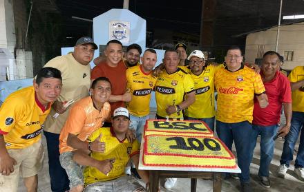 Con torta gigante en honor a Barcelona SC festejaron los hinchas el Centenario.