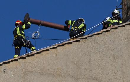 Trabajadores instalan la chimenea en la Capilla Sixtina, señalando la cercanía del cónclave.