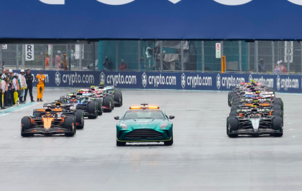 a parrilla de salida y el coche de seguridad durante una vuelta de formación de la carrera sprint en el Autódromo Internacional de Miami,
