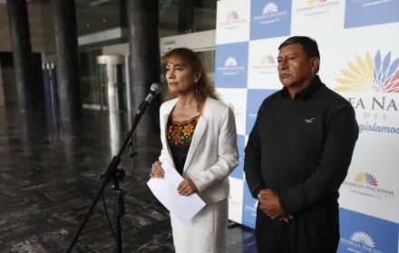 La legisladora Patricia Núñez y el padre de la subteniente Aidita Ati, Gustavo Ati, en la Asamblea.
