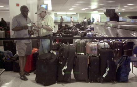 Foto de archivo de pasajeros en el aeropuerto de Newark, a la espera de recoger sus equipajes.