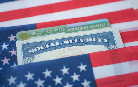 La renovación de la Green Card es clave para mantener el estatus legal en EE.UU.; el trámite se realiza ante USCIS y puede tardar hasta un año.