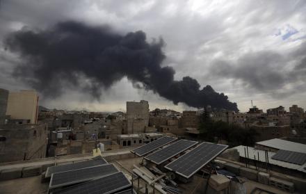 El humo se eleva sobre los edificios tras los ataques aéreos israelíes en Saná, Yemen, 06 de mayo de 2025.